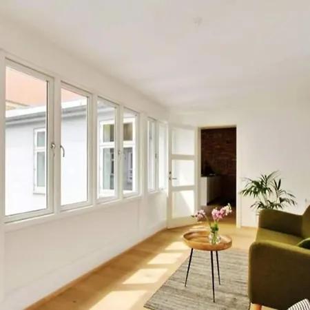 3 Bedroom Apt With Balcony Lejlighed