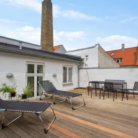 Lejlighed 3 Bedroom Apt With Balcony *